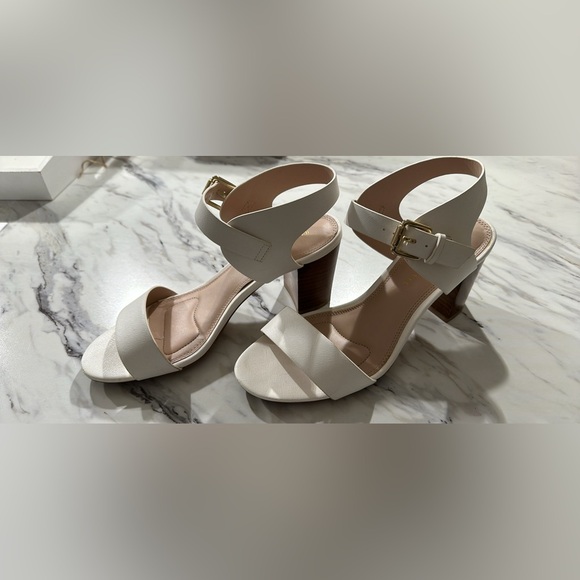 Size 8.5 women’s white with brown faux wooded heel - only worn once - Picture 3 of 4